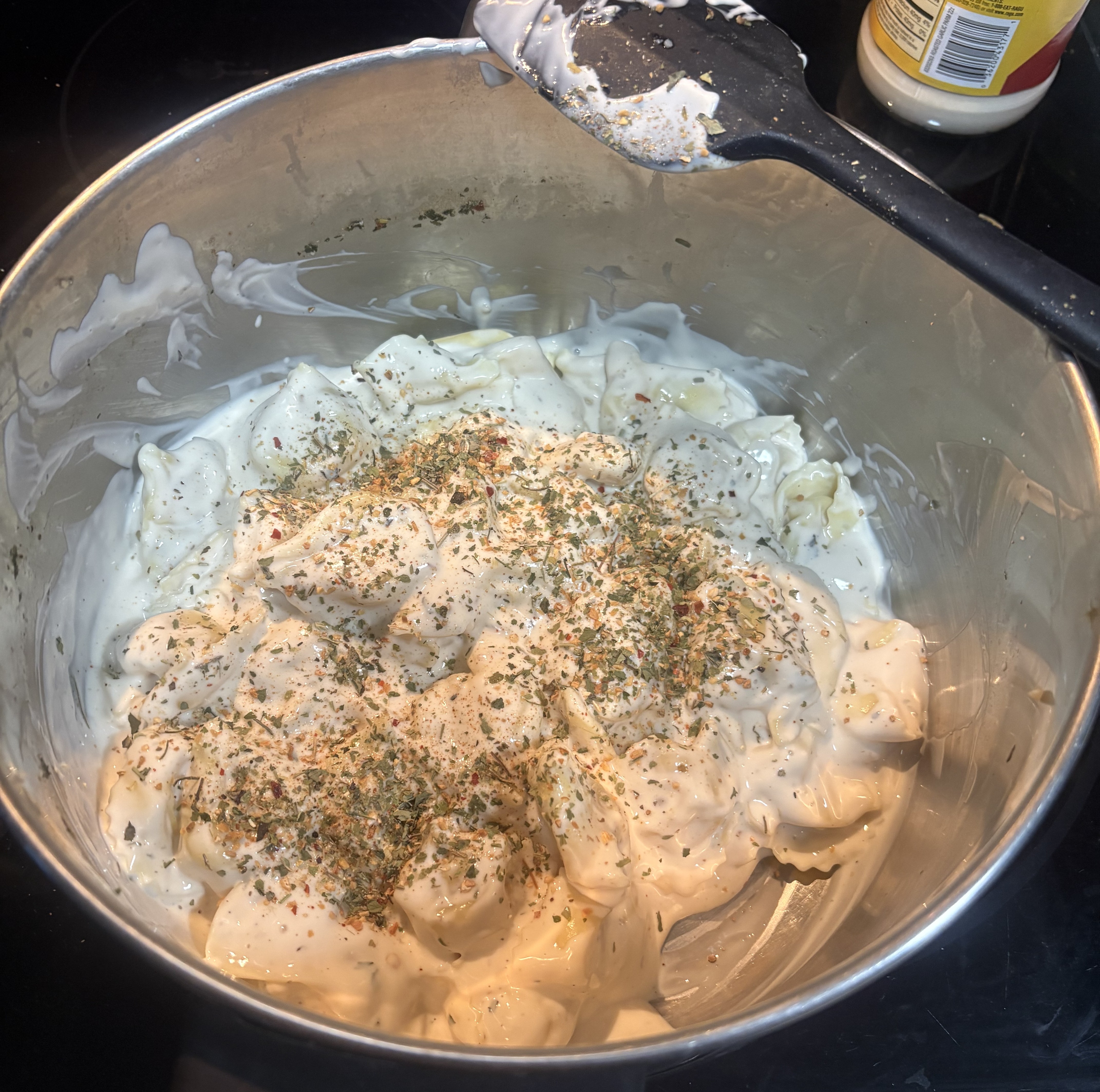 Tortellini with white sauce and garlic and herb seasoning
